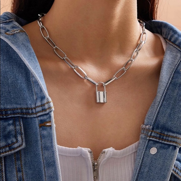 TRENDY E-GIRL LOCK NECKLACE - Picture 1 of 3